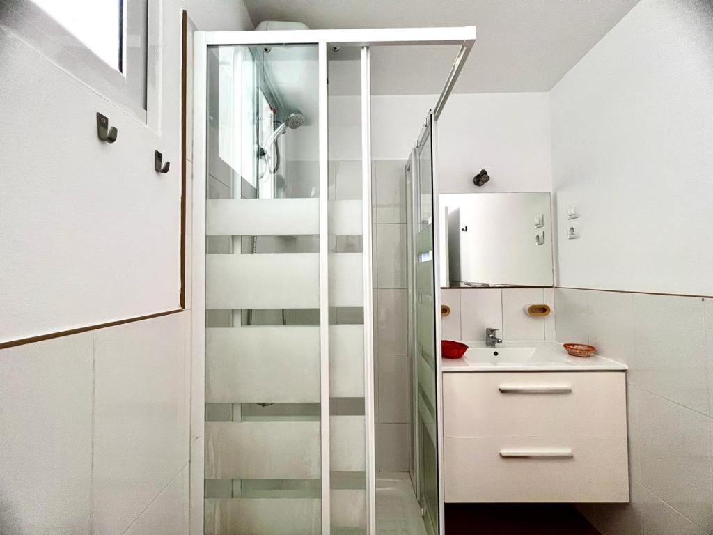 Franmay Apartments: Modern Beach Retreats for Nomads & Families Santa Maria Room photo